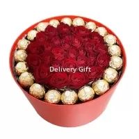 Цветы и конфеты в коробке от Delivery Gift.