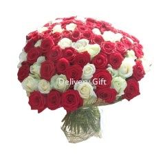 Букет 101 белая и красная роза от Delivery Gift.