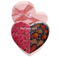 Кустовые розы с клубникой в шоколаде от DeliveryGift.