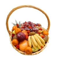 Корзина с фруктами и клубникой от DeliveryGift.