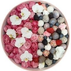 Клубника в шоколаде в коробке с цветами от интернет магазина Deliverygift.ru