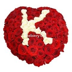 Сердце из роз с буквой К от Delivery Gift.