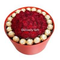 Цветы и конфеты в коробке от Delivery Gift.