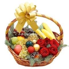 Новогодняя корзина фруктов с розами от Delivery Gift