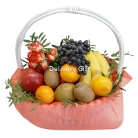 Фруктовая корзинка с цветами от Delivery Gift.