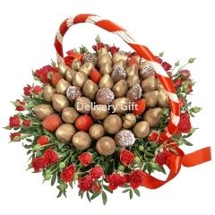 Клубника в шоколаде в корзине с розами от интернет магазина Deliverygift.ru