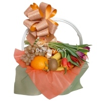 Фруктовая корзина с тюльпанами от Delivery Gift.