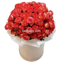 Кустовые розы в коробке от Delivery Gift.