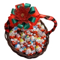 Новогодняя корзина киндер сюрпризов от Delivery Gift.