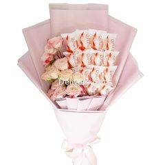 Кустовые розы с раффаэлло от Delivery Gift.