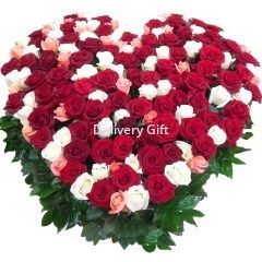 Сердце из роз в корзине от Delivery Gift.