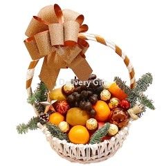 Новогодняя корзина фруктов с ферреро от Delivery Gift.