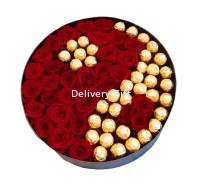 Красные розы с ферреро от Delivery Gift.