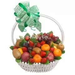 Корзина фруктов и клубники от Delivery Gift.