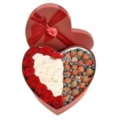 Красные розы с клубникой в шоколаде от Delivery Gift.