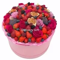 Ягоды с цветами в коробке от Delivery Gift.