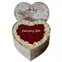 Сердце из 45 роз в коробке от Delivery Gift.
