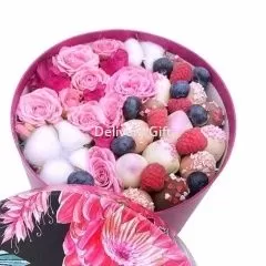 Бело-розовая клубника с цветами от Deliverygift.ru