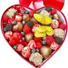Сердце с клубникой в шоколаде от DeliveryGift.