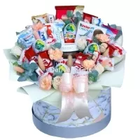 Коробка с цветами и сладостями от Delivery Gift.