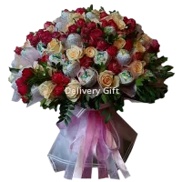 Кустовые розы с сюрпризами от Delivery Gift.